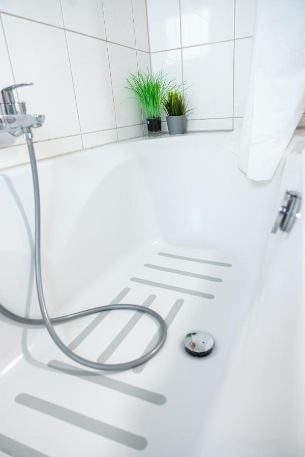 #2 Grosses Zimmer Mit Pool Und Garten เมมมิงเงน ภายนอก รูปภาพ
